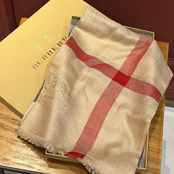 burberry classic diamond pattern scarf - Picture 3 of 9